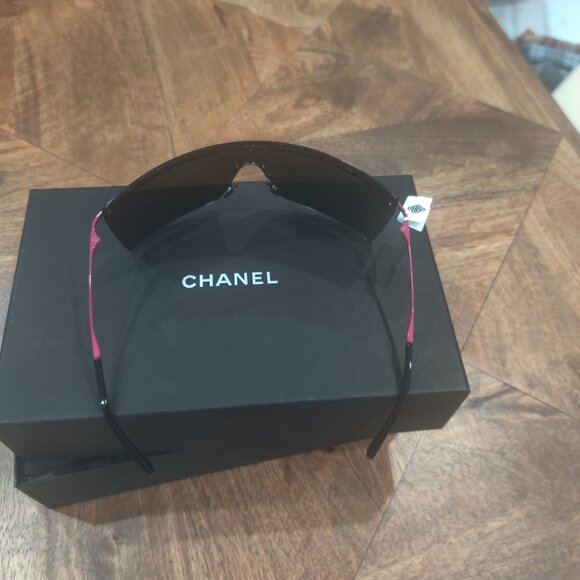 CHANEL Shield sunglasses New - Picture 3 of 3